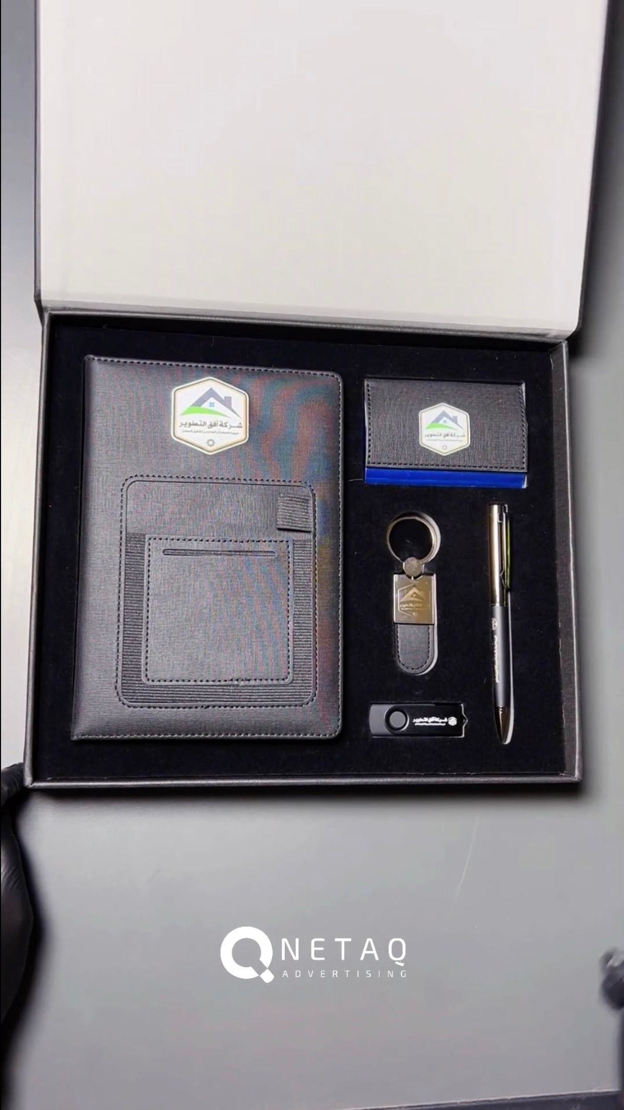 إعلان لشركة توصيل وهوية لونية